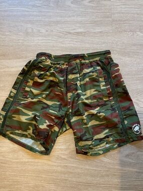 FEED ME FIGHT ME Men's Size Medium Green Camouflage Shorts